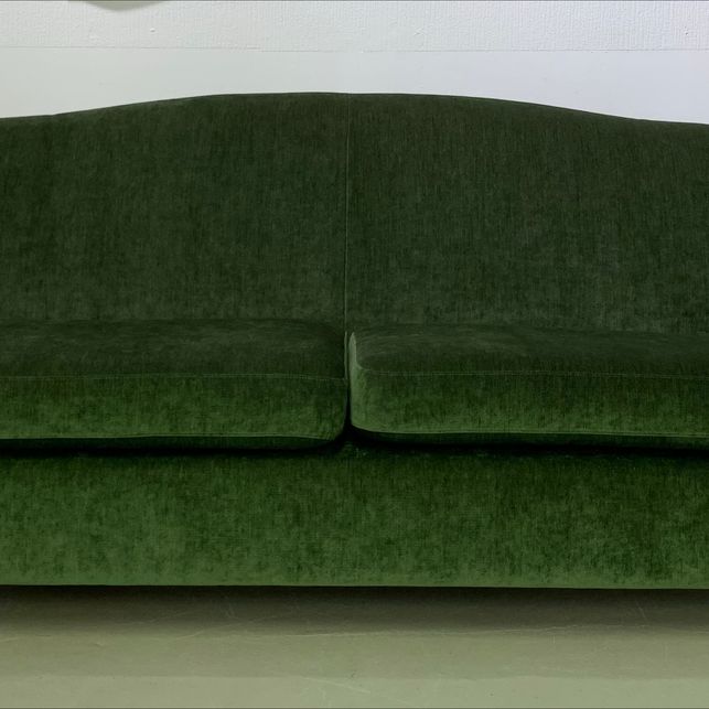 sofa med grønt stoff