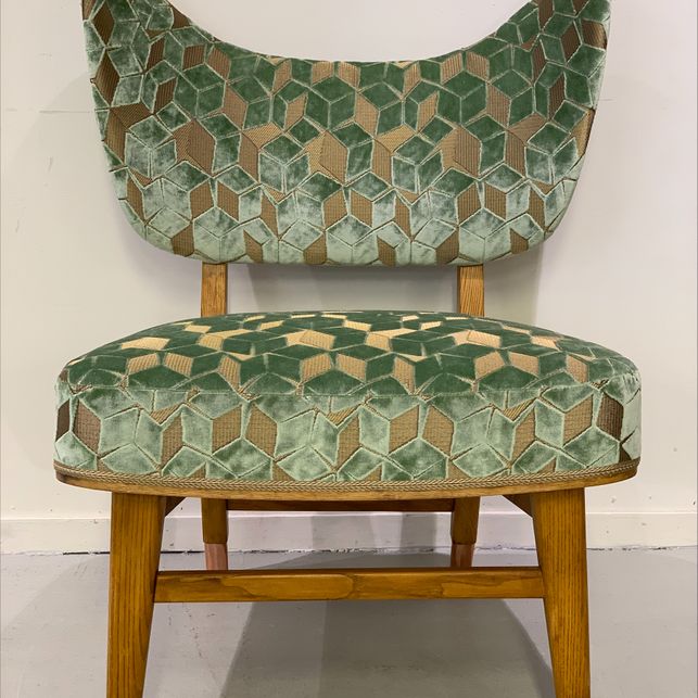gammel stol omtrukket med grønt stoff