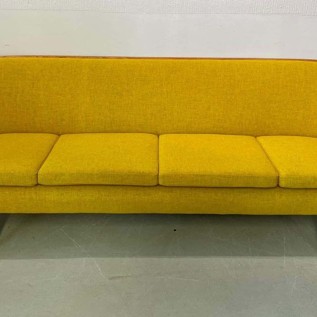 sofa med gult stoff