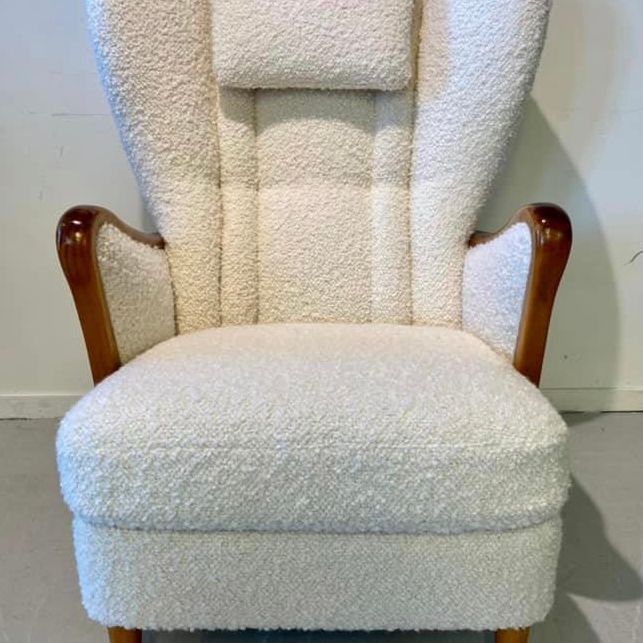 hvit omtrykket stol